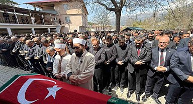 Saldırıda öğrencilerine siper olan öğretmen, gözyaşlarıyla son yolculuğuna uğurlandı