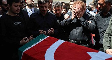 Saldırıda ölen öğretmenin eşi ve çocukları tabut başında gözyaşı döktü