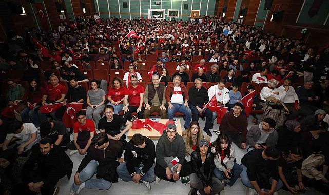 Salonda iğne atsan yere düşmedi