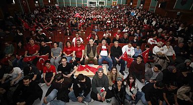 Salonda iğne atsan yere düşmedi