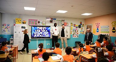 Şampiyon dev adamlar öğrencilerle bir araya geldi