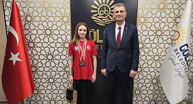 Şampiyon milli yüzücü Alara sevincini Başkan Sezer ile paylaştı