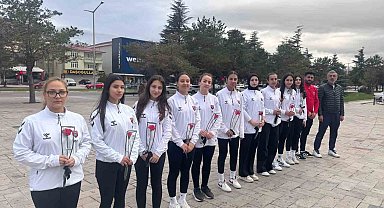 Şampiyon oldular, unutmadılar: 10 can için karanfil bıraktılar