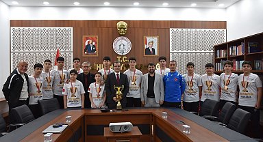 Şampiyonlar kazandıkları kupayı, Kaymakam Güldoğan'a götürdü