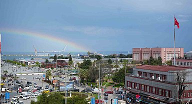 Samsun'da yağmur sonrası deniz üzerinde gökkuşağı oluştu