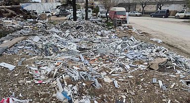 Sanayi sitesindeki boş alanlar mermer atıkları ve inşaat molozlarıyla doldu