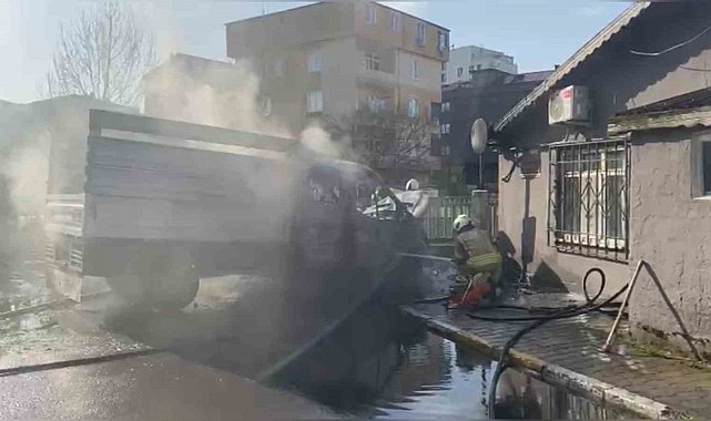 Sancaktepe'de kamyonet alev alev yandı