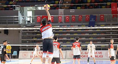 Şanlıurfa Büyükşehir Belediyesi genç erkekler voleybol takımından filede ikinci galibiyet