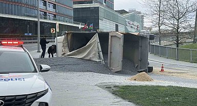 Sarıyer'de hafriyat kamyonu devrildi: Sürücü yaralandı