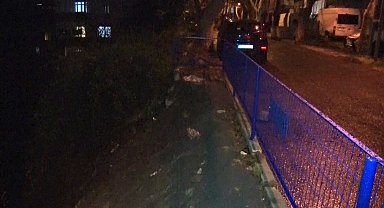 Sarıyer'de yağmur sebebiyle çöken kaldırıma belediye müdahale etmedi