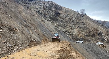 Sason'da köy yolunda heyelan