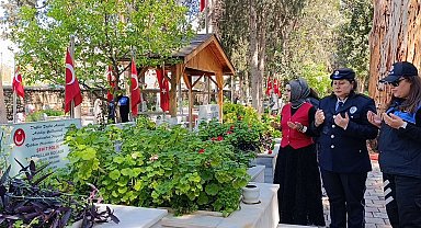 Şehit kızı polisler, babalarını andı