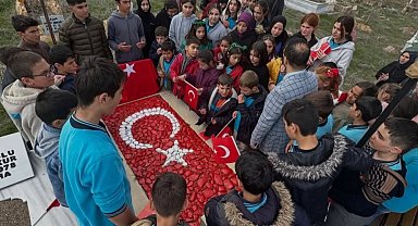 Şehit Mete Okur adını taşıyan okulun öğrencileri tarafından mezarı başında anıldı