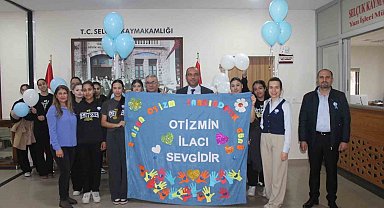 Selçuk'ta, lise öğrencileri ve öğretmenlerinden otizm farkındalık etkinliği