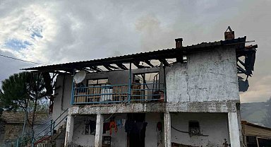 Selendi'de 2 katlı ev yangında kül oldu