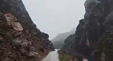 Şemdinli'de dev kaya parçası yolu ulaşıma kapattı