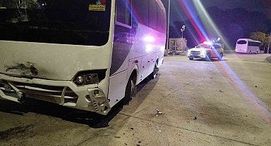 Serik'te midibüs ile çarpışan motosikletli yaralandı