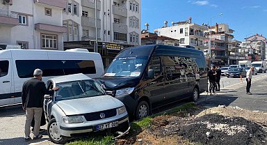 Serik'te tur minibüsü ile otomobil çarpıştı: 2 yaralı