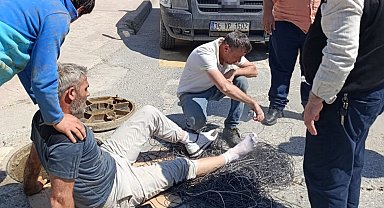 Servis aracı, cadde üzerinde çalışan işçinin ayağını ezdi