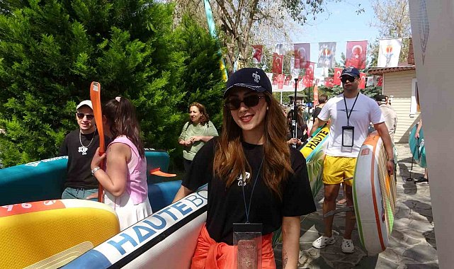 Seyhan Nehri'nde "Su Korteji" renkli görüntülere sahne oldu