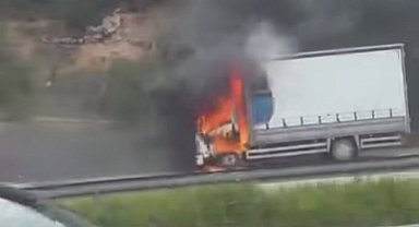 Seyir halindeki kamyon, alev alev yandı