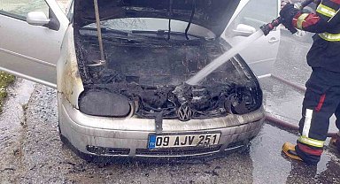 Seyir halindeki otomobil alev aldı
