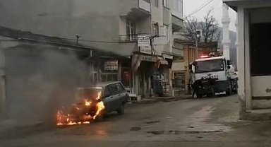 Seyir halindeki otomobil alev alev yandı