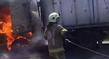 Seyir halindeki tır alev alev yandı