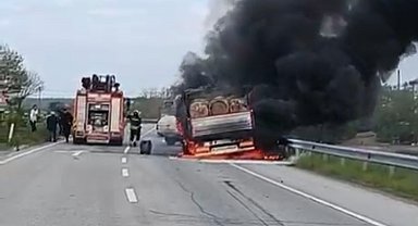 Seyir halindeki tomruk yüklü kamyon alevlere teslim oldu