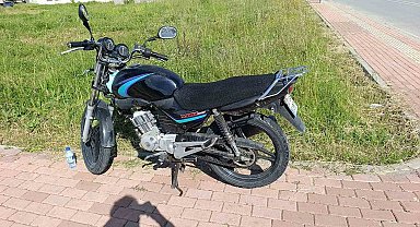 Seyir halindeyken devrilen motosikletin sürücüsü yaralandı