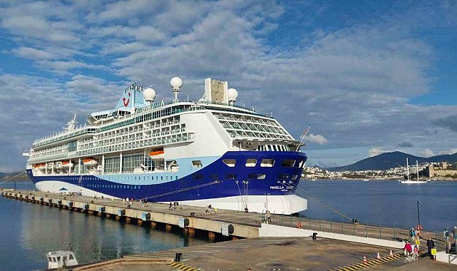 Sezonun ikinci kuruvaziyer gemisi Bodrum'a geldi