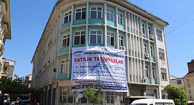 SGK'nın şehir merkezindeki tescilli binası ilan panosuna döndü