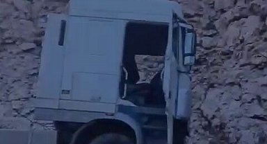 Siirt-Batman kara yolunda yoldan çıkan tır kaza yaptı: 1 yaralı