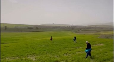 Siirt'te çiftçilerden zorlu mesai: Gübreleme eski usulle yapıldı