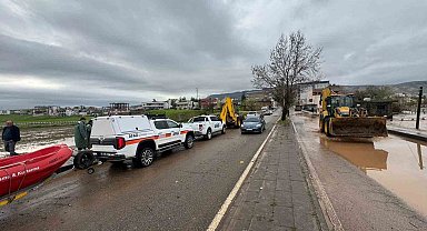 Siirt'te gece yağışı sele dönüştü, ev ve iş yerlerini su bastı