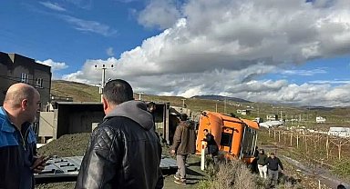 Siirt'te kamyon devrildi: Uzun araç kuyruğu oluştu