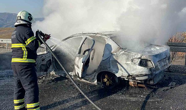 Siirt'te seyir halindeki otomobil alev topuna döndü