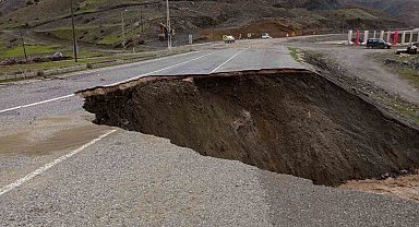 Siirt'te şiddetli yağışların ardından yol çöktü, heyelan meydana geldi