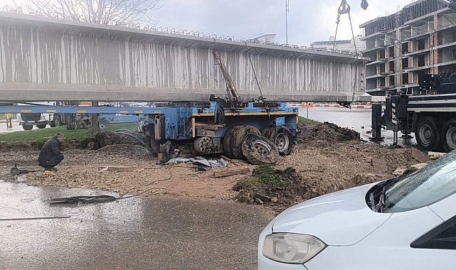 Siirt'te tıra yüklü 50 metrelik köprü kirişi kavşakta takılı kaldı: Yol saatlerdir ulaşıma kapalı