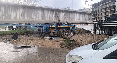 Siirt'te tıra yüklü 50 metrelik köprü kirişi kavşakta takılı kaldı: Yol saatlerdir ulaşıma kapalı