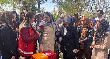 Silahlı saldırıda hayatını kaybeden Adnan'ın mezar taşına çok sevdiği Galatasaray'ın forması bırakıldı