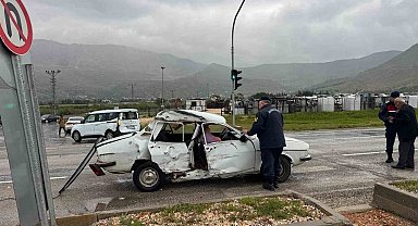 Silifke'de iki aracın karıştığı kazada 3 kişi yaralandı