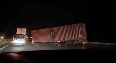 Şimşekler geceyi aydınlatırken, fırtına zor anlar yaşattı