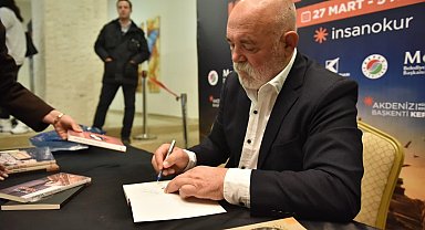 Sinema oyuncusu Ercan Kesal, Kepez Kitap Fuarı'nda okumanın önemine dikkat çekti