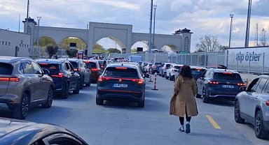 Sınır kapısında 23 Nisan yoğunluğu: Saatlerdir karşıya geçmeyi bekliyorlar