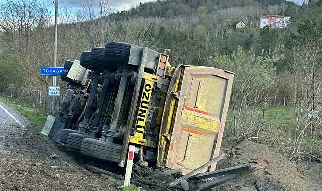 Sinop'ta kamyon devrildi: Sürücü yaralandı