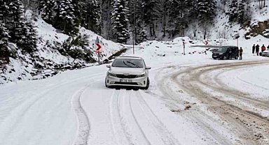 Sinop'ta kar yağışı etkili oldu, sürücüler zor anlar yaşadı