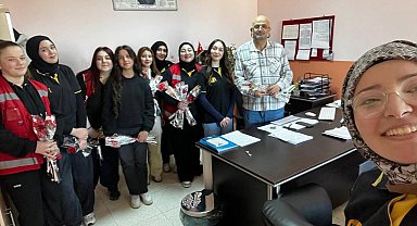 Sinop'ta öğrencilerden öğretmenlere çiçek