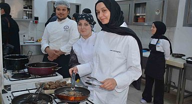 Sinop'ta üniversite öğrencilerinden "hamsi köftesi" yarışması