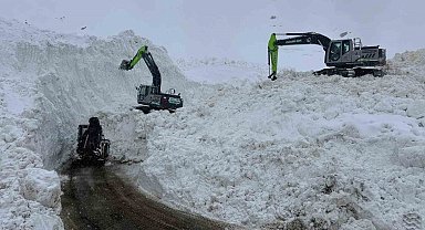 Şırnak'ta çığ düşen yolda çalışmalar devam ediyor